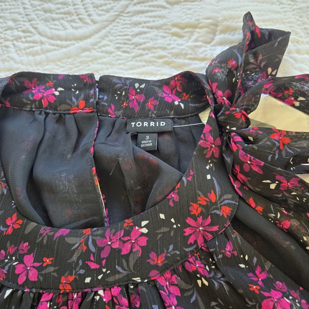 NWT Torrid Crinkle Lurex Chiffon Halter Top Black Floral Flowy Bow 3X 22-24 - Picture 4 of 12